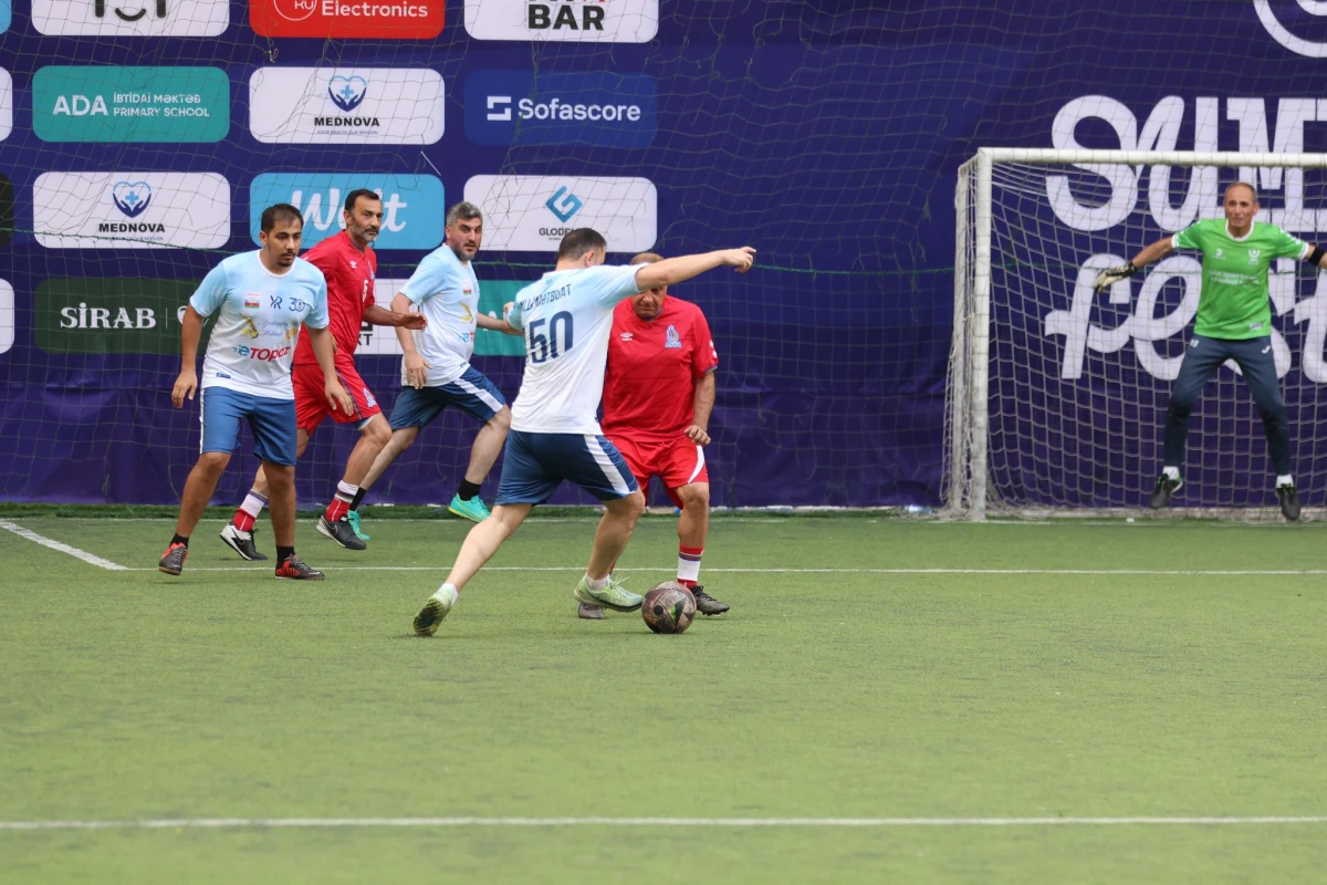 Mətbuat Günü münasibətilə veteran futbolçular və jurnalistlər arasında yoldaşlıq oyunu keçirilib - FOTO 