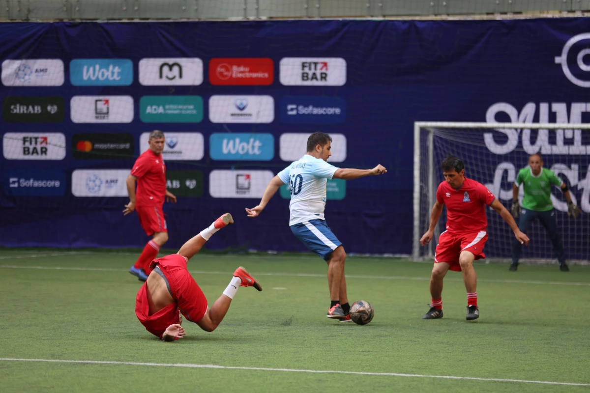 Mətbuat Günü münasibətilə veteran futbolçular və jurnalistlər arasında yoldaşlıq oyunu keçirilib - FOTO 