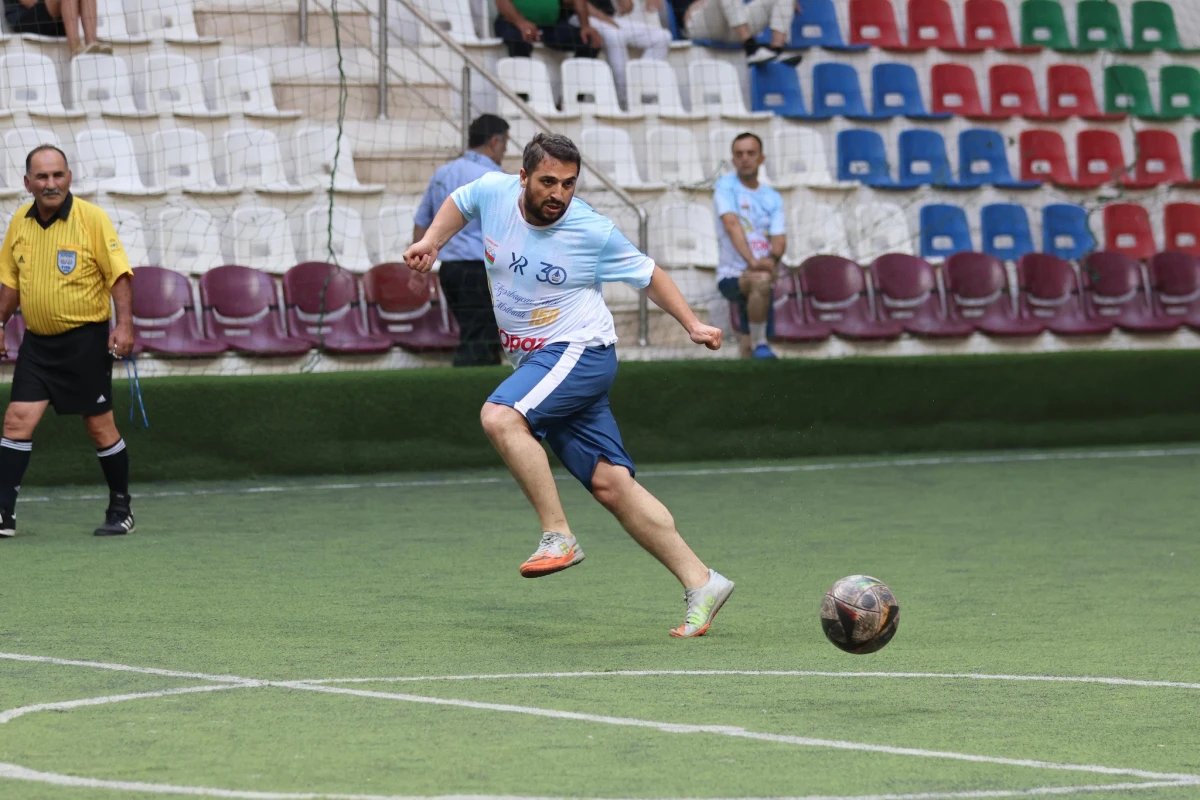 Mətbuat Günü münasibətilə veteran futbolçular və jurnalistlər arasında yoldaşlıq oyunu keçirilib - FOTO 