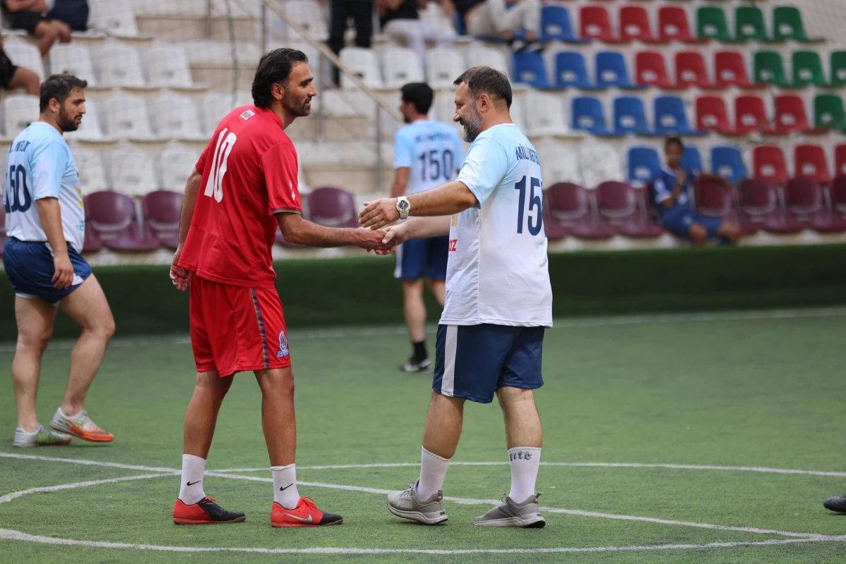 Mətbuat Günü münasibətilə veteran futbolçular və jurnalistlər arasında yoldaşlıq oyunu keçirilib - FOTO 