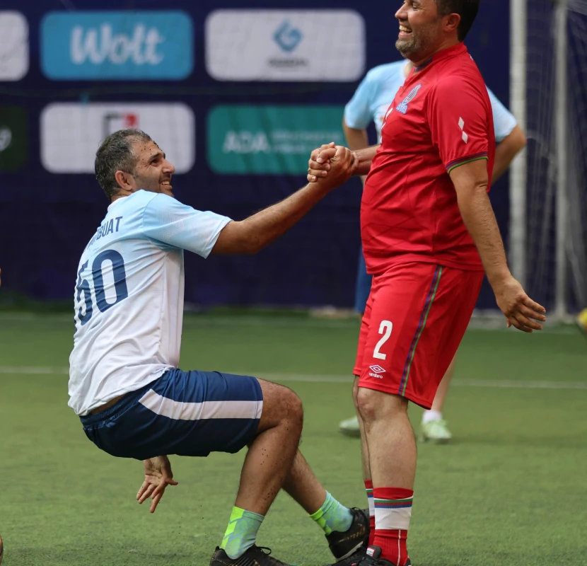 Mətbuat Günü münasibətilə veteran futbolçular və jurnalistlər arasında yoldaşlıq oyunu keçirilib - FOTO 