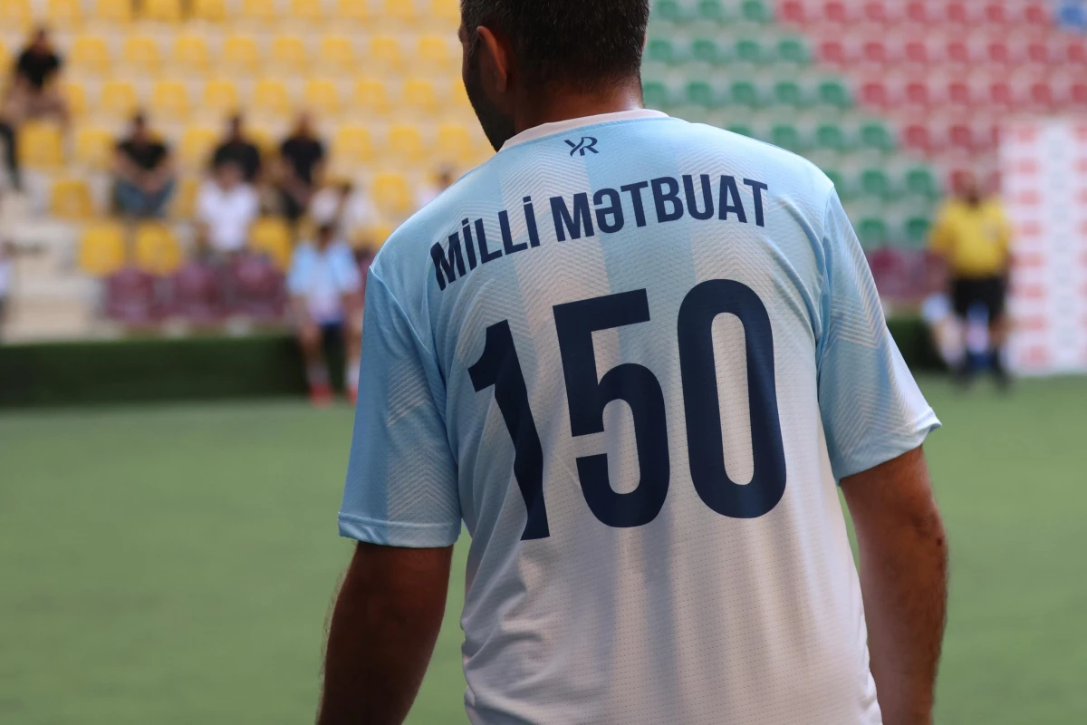 Mətbuat Günü münasibətilə veteran futbolçular və jurnalistlər arasında yoldaşlıq oyunu keçirilib - FOTO 