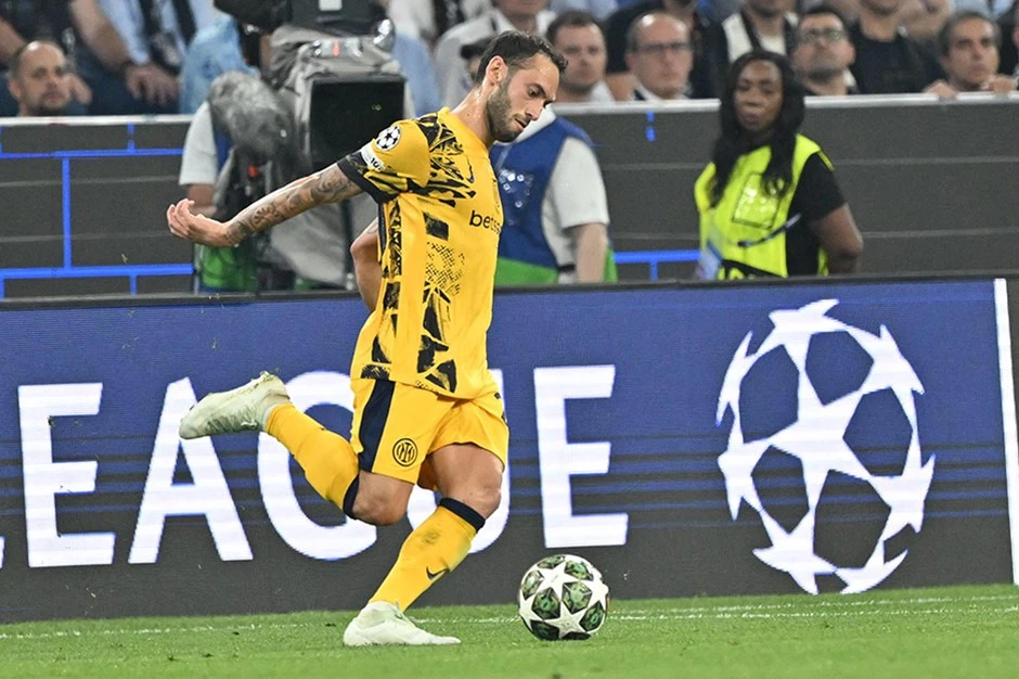 Hakan Çalhanoğlu Çempionlar Liqasında bir ilkə imza atıb