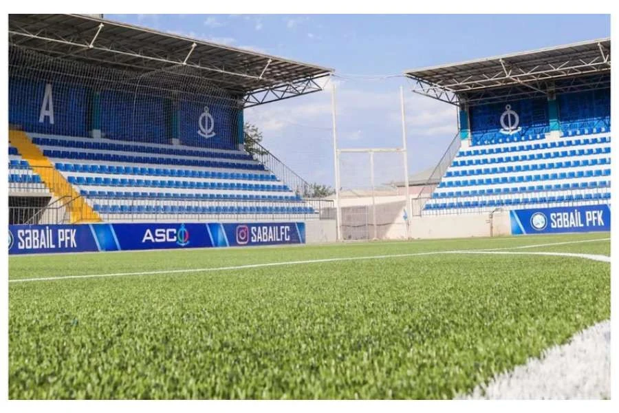 Yalnız Azərbaycanda: Oyun zamanı stadionun dam örtüyü yenilənir  - VİDEO 