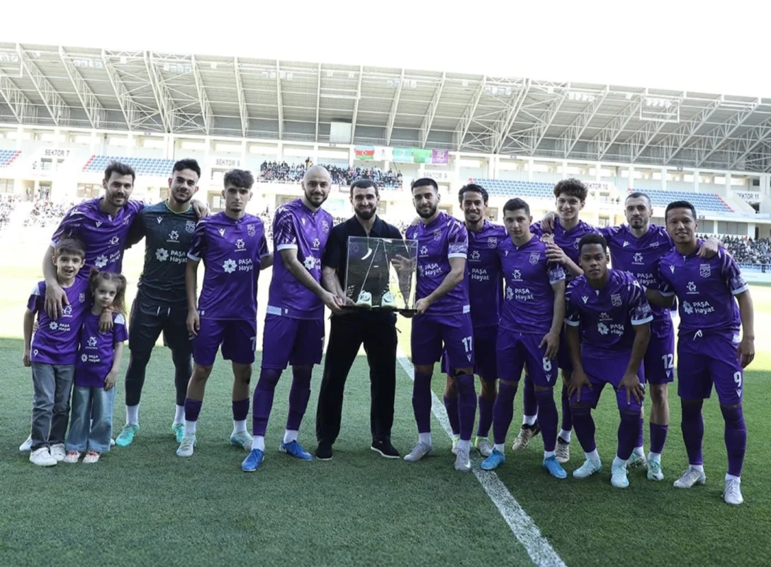 Vüqar Mustafayev azarkeşlərlə vidalaşıb  - FOTO 