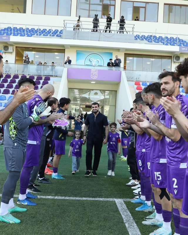 Vüqar Mustafayev azarkeşlərlə vidalaşıb  - FOTO 