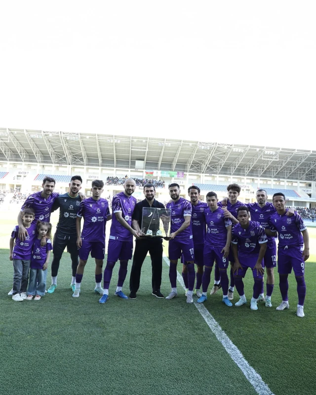 Vüqar Mustafayev azarkeşlərlə vidalaşıb  - FOTO 