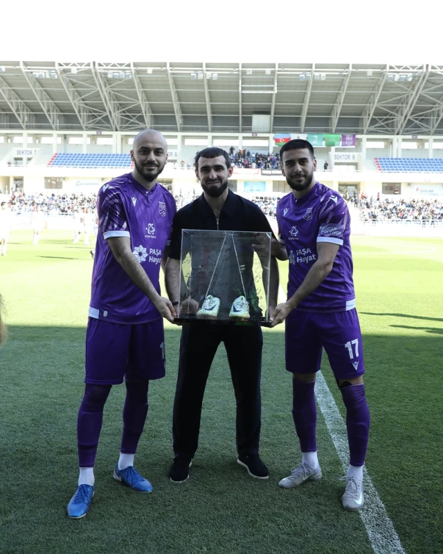 Vüqar Mustafayev azarkeşlərlə vidalaşıb  - FOTO 