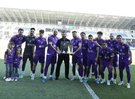 Vüqar Mustafayev azarkeşlərlə vidalaşıb  - FOTO 
