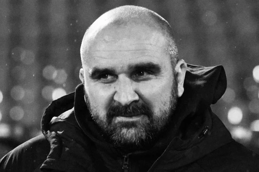 Serbiyada baş məşqçi oyun zamanı vəfat edib