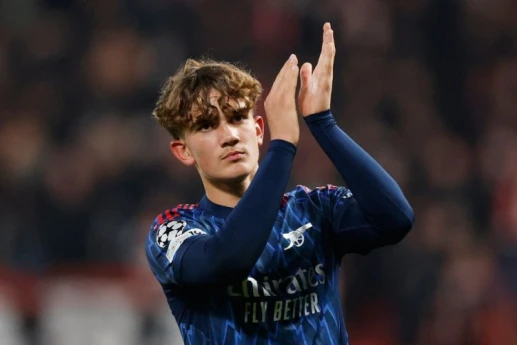 ÇL: Tarixin ən gənc futbolçusu oldu