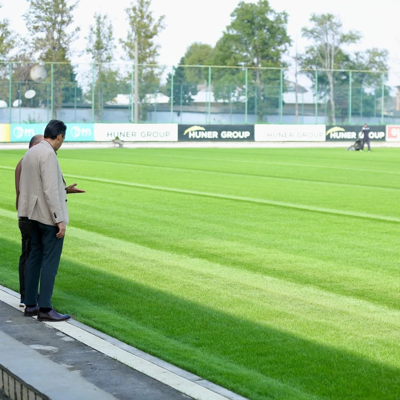 Ehtiram Quliyev Tovuz şəhər stadionunda ot örtüyünün dəyişdirilməsi prosesi ilə tanış olub - FOTO 