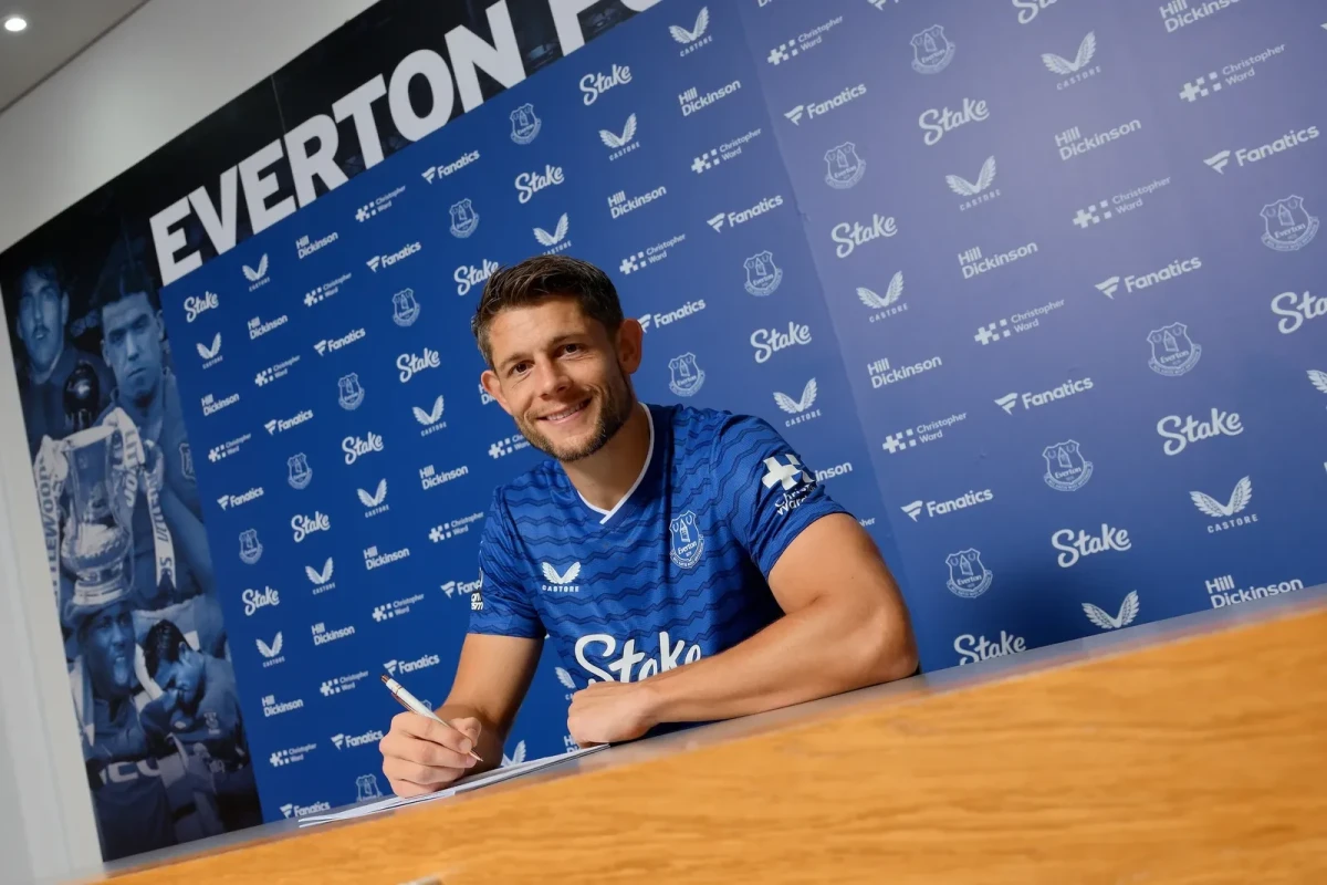 "Everton"da yeni müqavilə - RƏSMİ 