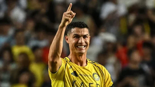 Ronaldo yenə zirvədə - İLK MİLYARDER FUTBOLÇU OLDU 