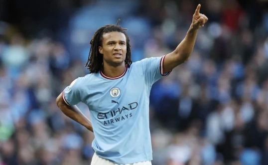 Niderlandlı futbolçu Premyer Liqada klubunu dəyişə bilər