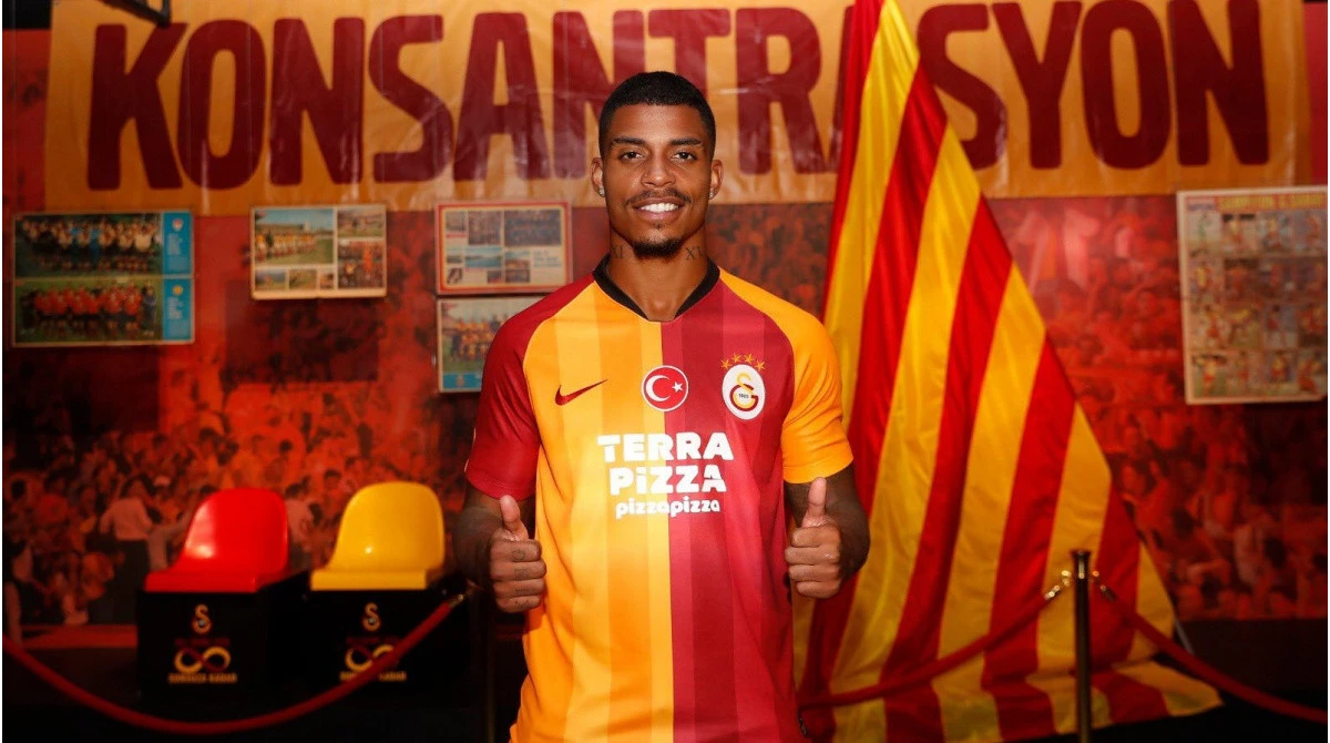 "Qalatasaray" qabonlu yarımmüdafiəçini komandada saxlayacaq