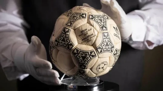 Maradonanın “Tanrının əli” topu 3,3 milyon dollara satıldı