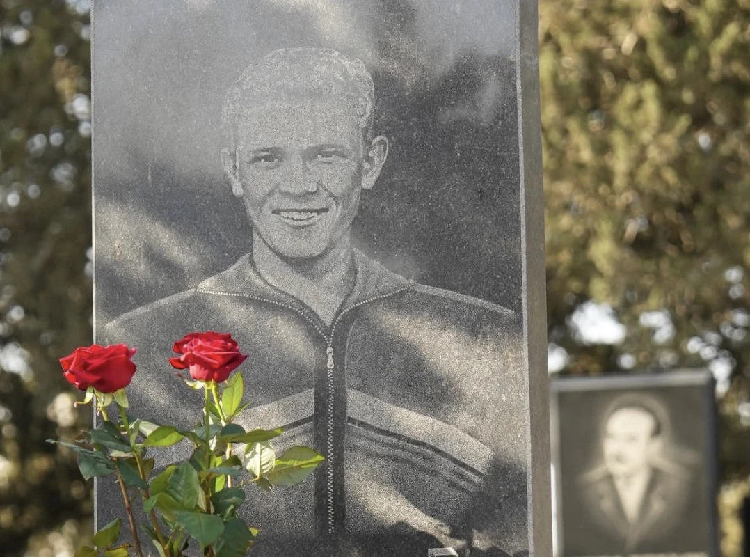 “Neftçi” rəhbərliyi Banişevskinin məzarını ziyarət edib - FOTO 