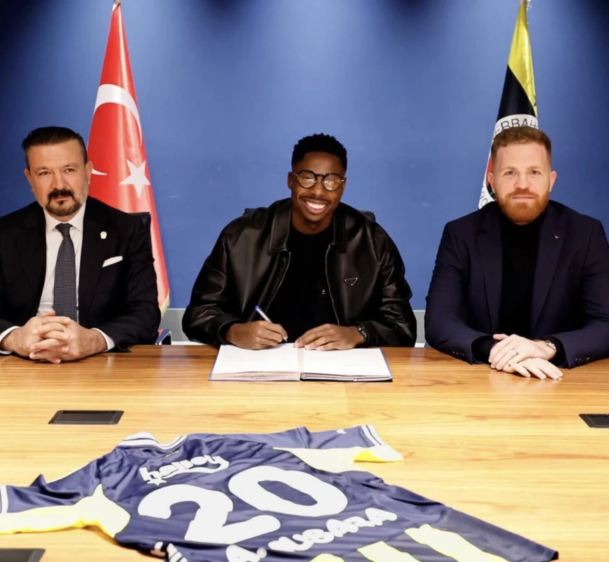 Musaba rəsmən “Fənərbaxça”da