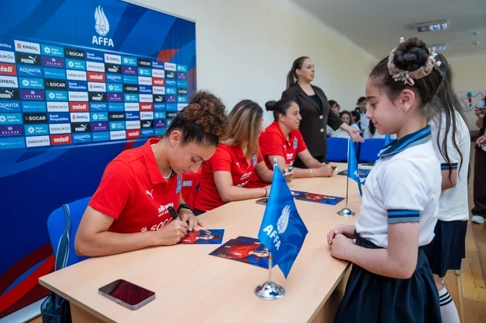 Qadın millimizin futbolçuları Sumqayıtda şagirdlərlə görüşüb