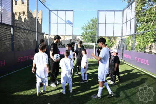 İçərişəhərdə futbol meydançasının açılışı oldu