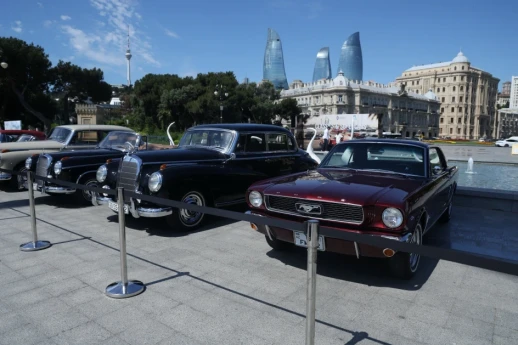 Bakıda avtomobil festivalı: Retro şou 