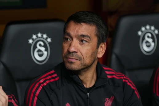 Van Bronkhorst “Liverpul”dan ayrıldı: Slotdan sonra 