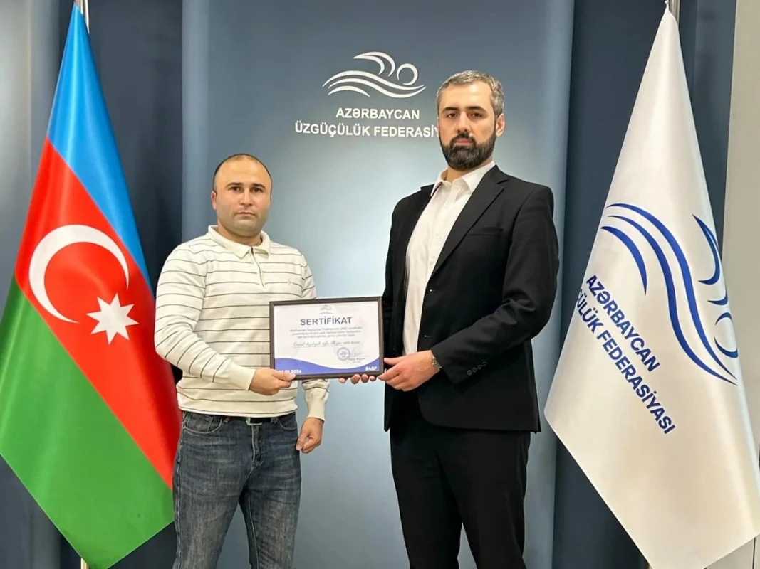 10 saat fasiləsiz üzməklə Azərbaycan rekorduna imza atıb