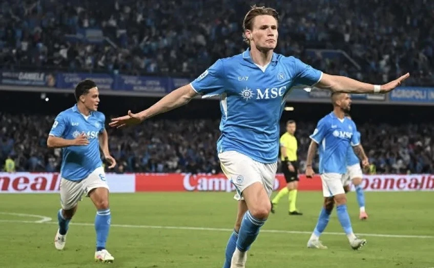 “Napoli” ulduz futbolçusunu komandada saxlamağı planlaşdırır