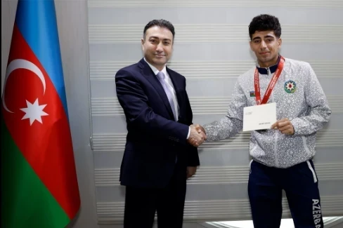 Dünya çempionatında medal qazanan deflimpiyaçılarla görüş keçirilib