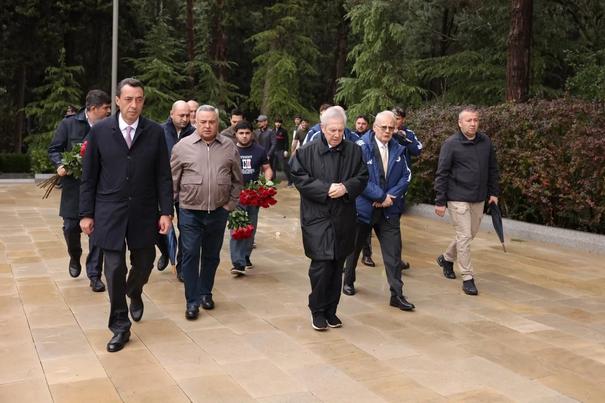 "Fənərbaxça"nın nümayəndələri Heydər Əliyevin məzarını və Şəhidlər xiyabanını ziyarət ediblər