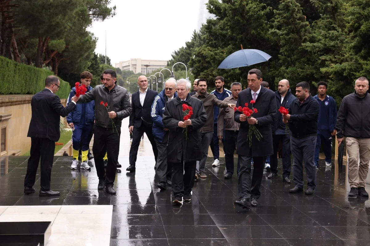 "Fənərbaxça"nın nümayəndələri Heydər Əliyevin məzarını və Şəhidlər xiyabanını ziyarət ediblər