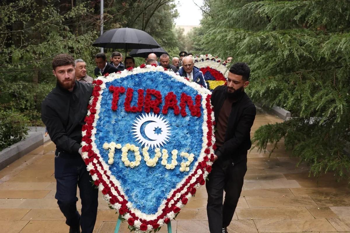 "Fənərbaxça"nın nümayəndələri Heydər Əliyevin məzarını və Şəhidlər xiyabanını ziyarət ediblər