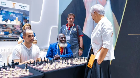AŞF rəsmisi İlahə Qədimova Ümumdünya Şahmat Olimpiadasında seans keçirib